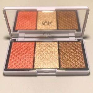 🔥 2 for $40 🔥NWOT Bronzer and brightener palette